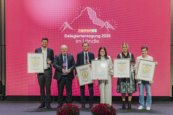 Gewinner:innen der „Goldenen Tanne 2025“:  v.l.n.r.: SPAR-Kaufmann Johannes Ebner (SPAR-Supermarkt in Bischofshofen, Sbg.), SPAR-Kaufleute Franz und Stefan Hessenberger (EUROSPAR-Markt in Pinsdorf, OÖ), SPAR-Kauffrau Barbara Reiß (SPAR-Supermarkt in Stainz, Stmk.), SPAR-Kauffrau Bettina Wagner (SPAR-Supermarkt in St. Veit, Knt), SPAR-Kauffrau Janine Müller (SPAR-Supermarkt in Feldkirch-Gisingen, Vbg.) Anm.: SPAR-Kauffrau Karin Braun (SPAR-Supermarkt in Etsdorf, NÖ) ist nicht am Foto abgebildet.