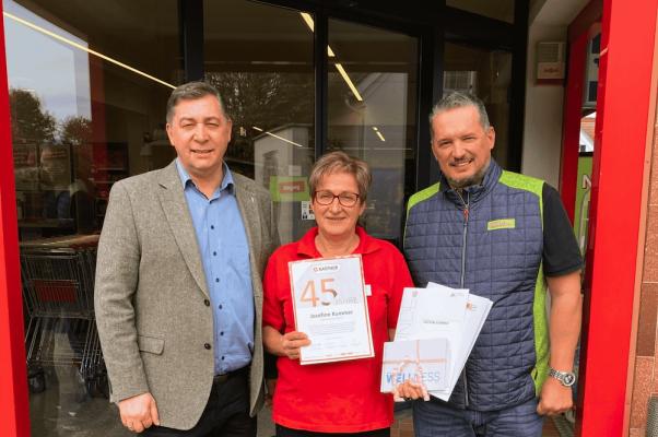 Im Bild v. l. n. r. Prok. Elmar Ruth MSc (Bereichsleiter KASTNER Nah&Frisch), Josefine Kummer (Filialverantwortliche KASTNER Eigenfiliale in Bad Loipersdorf) und Stephan Lenze MBA (Gebietsleiter KASTNER Nah&Frisch Eigenfilialen).