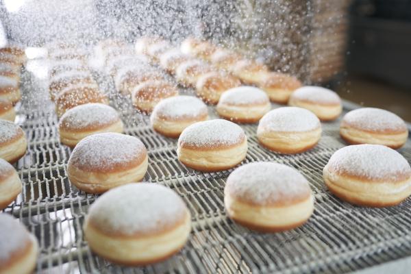 Bei Kuchen-Peter läuft die Produktion bereits auf Hochtouren, um Österreich mit frischen, flaumigen Krapfen zu versorgen.