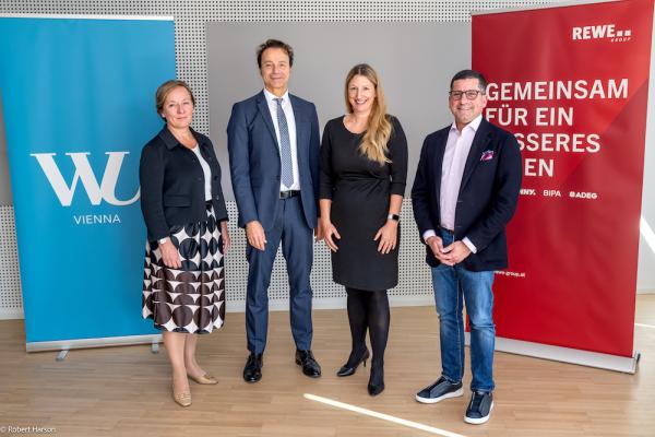 Elke Peller-Kühne, Bereichsleitung Talent Acquisition REWE Group Österreich, Gerhard Speckbacher, Leiter des Programms und Professor für Unternehmensführung an der Wirtschaftsuniversität Wien, Univ.Prof. Dr. Isabella Grabner Departmentvorständin Strategy & Innovation Leiterin Center of Excellence Gruppe 56 und Marcel Haraszti, Vorstand REWE International AG. 