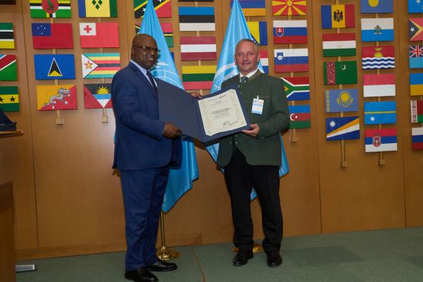 Übergabe Urkunde: Godfrey Magwenzi, Deputy Director-General der FAO, und Karl Neuhofer, Obmann der ARGE Heumilch