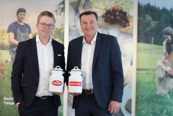 Markus Buchmayr (Geschäftsführer Pinzgau Milch) und Andreas Gasteiger (Geschäftsführer SalzburgMilch) freuen sich auf die Vertiefung der bestehenden Zusammenarbeit