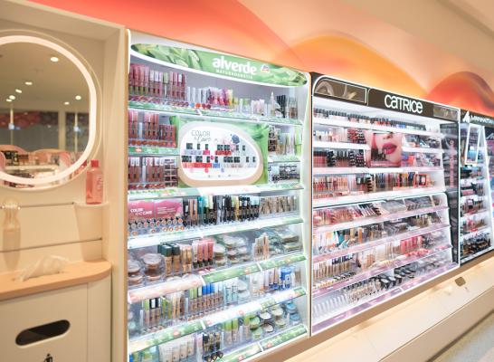 Auch praktische Neuerungen verbessern das Kundenerlebnis: So wird jeder dritte Beauty-Regalmeter mit einer Serviceeinheit ausgestattet, die Kosmetiktücher und kleine Spiegel bereithält.