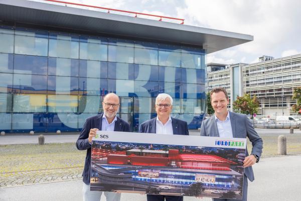 vlnr Mag. Christoph Andexlinger (SES CEO und EUROPARK Geschäftsführer), Mag. Marcus Wild (SPAR Immobilienvorstand), Mag. Manuel Mayer (EUROPARK Center-Manager) mit Kapa-Tafel/Visualisierung © Evatrifft