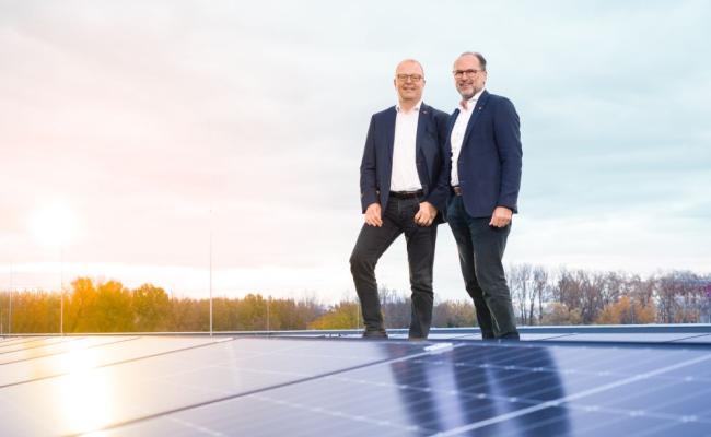 Manfred Hayböck (l.) und Thomas Panholzer, Geschäftsführer Transgourmet Österreich, auf dem Dach eines Transgourmet Standortes: Strom aus der Kraft der Sonne