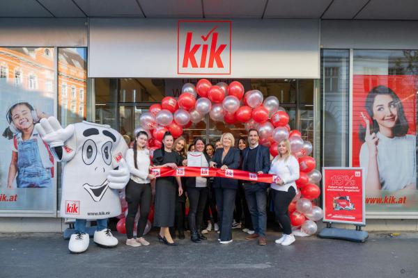 Die Eröffnung in Floridsdorf: Das Team mit Stefan Jagschich (Verkaufsleiter KiK Ostösterreich), Viktoria Stipsits (Stv. Verkaufsleiterin KiK Ostösterreich), Krisztina Viola (Country Manager KiK Österreich) 
