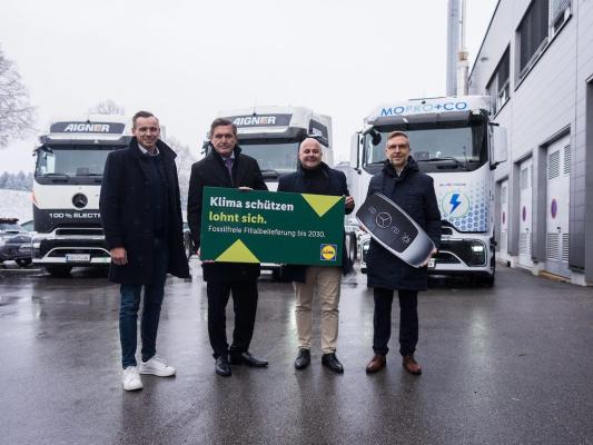 Emissionsfreie Filialbelieferung bis 2030: Bis Ende des Jahres werden rund 20 E-Lkws im Einsatz sein. Zur Eröffnung des neuen Ladeparks am Logistikstandort in Laakirchen waren auch Bundesminister Hanke und Daimler Truck Austria CEO Jens-Christian Tittel zu Gast. Auf dem Bild (v.l.n.r.): Benny Klein (Geschäftsleitung Vertrieb Lidl Österreich), Bundesminister Peter Hanke, Michael Kunz (CEO Lidl Österreich), Jens-Christian Tittel (Daimler Truck Austria CEO)