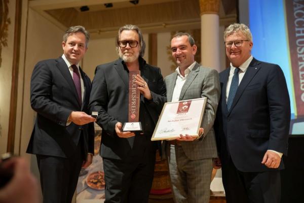Bundesweintaufe 2025 (v. l.): Johannes Schmuckenschlager (Österreichischer Weinbaupräsident), Bacchuspreisträger Nicholas Ofczarek, Herbert Oschep (Geschäftsführer Weintourismus Burgenland), Chris Yorke (Geschäftsführer ÖWM)