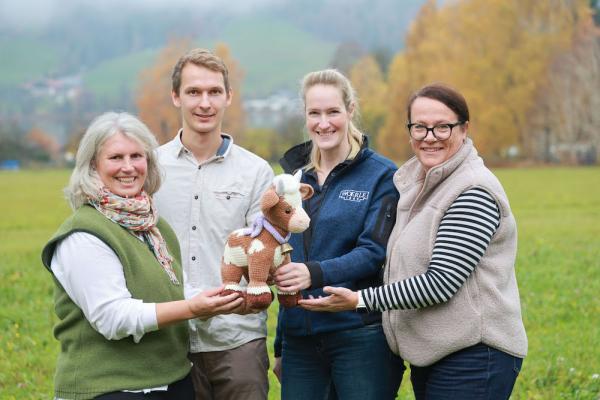 Beim Praxisworkshop zum Thema „Homöopathie im Rinderstall“ (v. l.): Tierheilpraktikerin und Vortragende Angela Lamminger-Reith, Tierarzt Georg Lugmair, WOERLE-Nachhaltigkeitsbeauftragte Diana Reuter und Bäuerin Tanja Putz.