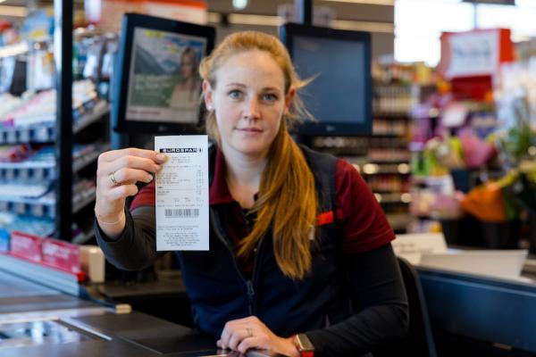 Hilfe sichtbar machen: Spar etwa druckt Notrufnummern und Websites für Betroffene direkt auf den Kassabon – einfach und niederschwellig. 