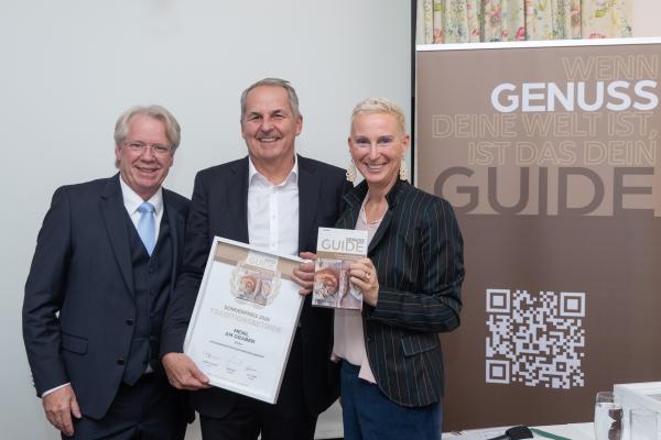 Willy Lehmann, Udo Kaubek, Andrea Knura bei der Genuss Guide Präsentation. Udo Kaubek übernahm den Sonderpreis Traditionsbetrieb für Meinl am Graben