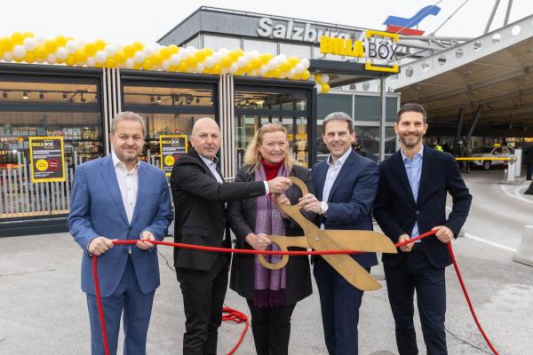 V.l.n.r.: Walter Ochsenhofer (BILLA Vertriebsmanager), Ernst Weißenbacher (BILLA Vertriebsleiter für Salzburg und Tirol), Bettina Ganghofer (Flughafengeschäftsführerin), Kurt Aschbacher (BILLA Vertriebsdirektor für Salzburg, Tirol und Kärnten) und Wolfgang Mittermayr (Flughafen Salzburg).