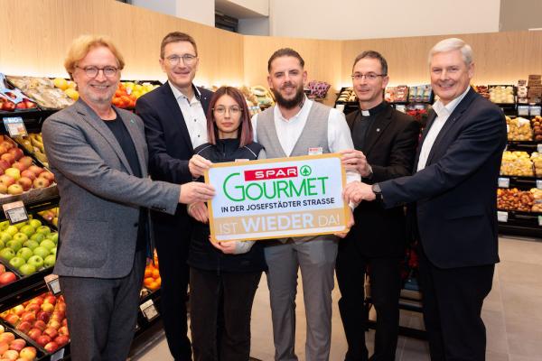 Eröffnung Spar Gourmet in der Josefstadt: Bezirksvorsteher Martin Fabisch, SPAR-Geschäftsführer Alois Huber. Marktleiter-Stellvertreterin Loredana Lepadatu, Marktleiter Lukas Kainer, Pater Zsolt Labancz, SPAR-Vorstandsvorsitzender Hans K. Reisch