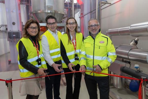 Wien - feierliche Eröffnung der Anlage für die neue Weichspüler-Technologie (v.li.): Birgit Rechberger-Krammer (Präsidentin Henkel Österreich), Wolfgang König (Vorstand Henkel Consumer Brands), Dr. Simone Bagel-Trah (Henkel-Aufsichtsratsvorsitzende), Carsten Knobel (CEO Henkel).