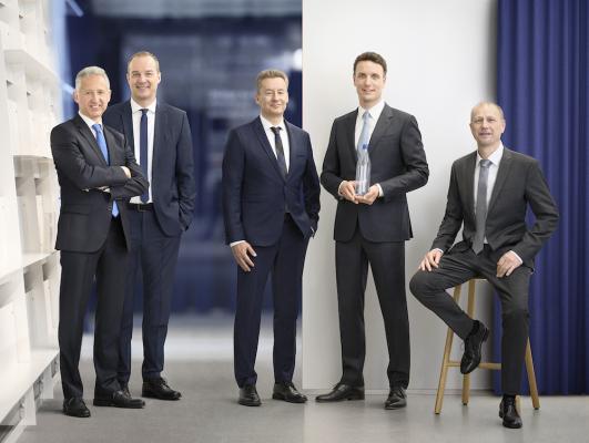 Der Vorstand von ALPLA (von links): Ricardo Rehm (CFO), Walter Ritzer (COO), Nicolas Lehner (CCO), Philipp Lehner (CEO) und Klaus Allgäuer (CTO). // The ALPLA Management Board (from left): Ricardo Rehm (CFO), Walter Ritzer (COO), Nicolas Lehner (CCO), Philipp Lehner (CEO) and Klaus Allgäuer (CTO).