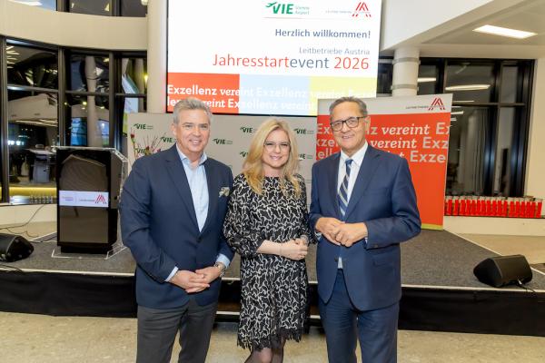 Leitbetriebe Austria Jahresstartevent 2026 vlnr.: Andreas Gnesda (Beiratsvorsitzender Leitbetriebe Austria), Monica Rintersbacher (Geschäftsführerin Leitbetriebe Austria), Günther Ofner (Vorstand Flughafen Wien AG) 