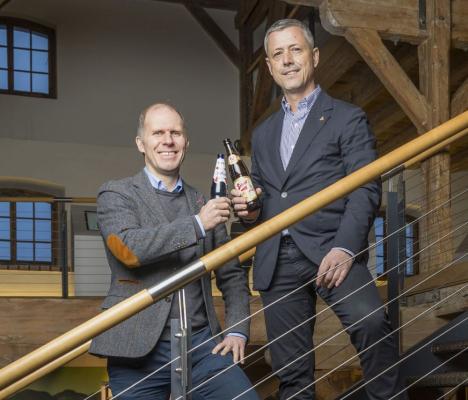 Neue Partnerschaft (v.l.): Herbert Bauer (Stiegl-Geschäftsführer) mit Dejan Beko (Managing Director Carlsberg Export & License).
