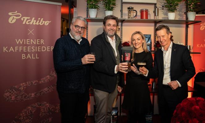 V.l.n.r.: Christof Cremer, Wolfgang Binder (Kaffeesiederball), Tchibo-Marketingleiterin Charlotte Braunstorfer und Paul Unterluggauer, Geschäftsführer Tchibo Österreich