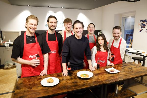 Die prominente Kochtruppe: Lucas Fendrich, Tobitainment, Thomas Kobler, Alex Kumptner, Manu Zinsberger, Karina Schwerzer und Andreas Onea