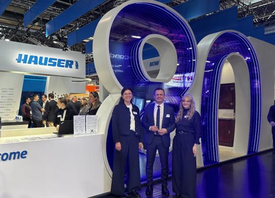 Hauser feiert 80 Jahre auf der Euroshop: Melanie Lehmann (li.) und Susanne Hemetsberger, beide Marketing und Communications und Peter Breitenfellner, Country Manager Hauser in Österreich.
