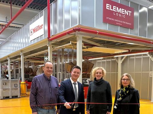 on links: Gerd-Michael Kaminski (Betriebsleiter ECOM), Christian Begerow (Leiter Logistik International), Gertrud Edel (stell. Betriebsleitung ECOM), Beate Bothe (Leitung Lagersysteme)