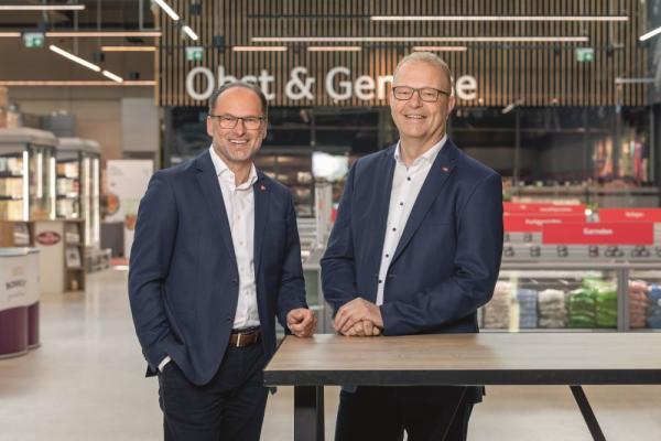 Blicken auf ein erfolgreiches Geschäftsjahr 2025 zurück: Thomas Panholzer (l.) und Manfred Hayböck, Geschäftsführer Transgourmet Österreich
