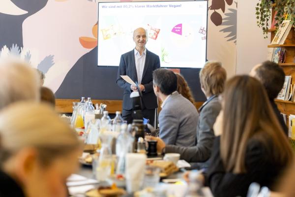 Wolfgang Stöhr, Geschäftsführer von Ritter Sport in Österreich zieht Bilanz: Wachstum, vegane Marktführerschaft und neue Impulse durch Protein-Schokolade