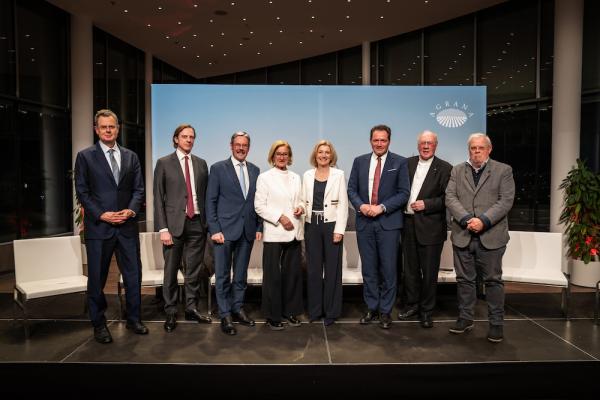 v.l. FAS-Chef Harald Katzmair, AGRANA-CEO Stephan Büttner, Raiffeisen Generalanwalt Erwin Hameseder, LH NÖ Johanna Mikl-Leitner, Moderatorin Martina Salomon, Landwirtschaftsminister Norbert Totschnig, Bischof Alois Schwarz, ORF-Korrespondent Christian Wehrschütz