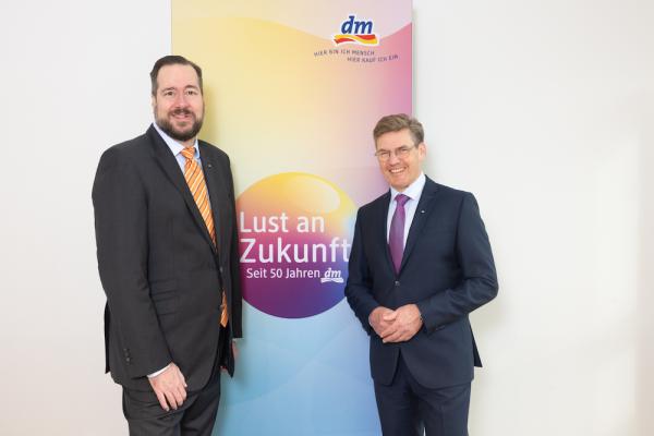(v.l.) Harald Bauer (Vorsitzender der dm Geschäftsführung) und Thomas Köck (Geschäftsführung dm Österreich)