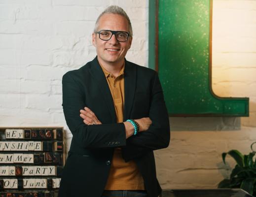 Dominik Frey, Geschäftsführer bei Leads&Content mit Medien-, Agentur und Marketingerfahrung. Für ihn steht der Mensch im Fokus. 
