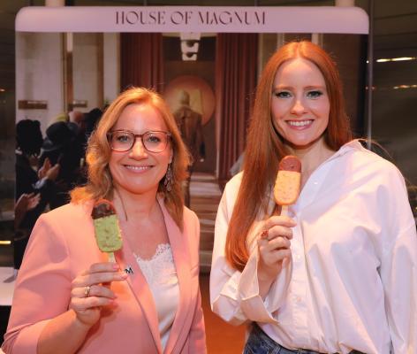 ESKIMO Chefin Andrea Huber-Schallmeiner und Moderatorin des Abends Barbara Meier genießen die neuen Magnum Signature Sorten La Pistache und La Pêche