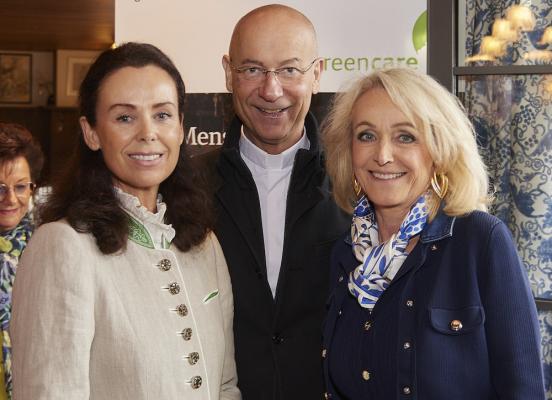 Wir für Greencare: Obfrau Maria Hötschl mit Petra Schmid und Dompfarrer Toni Faber