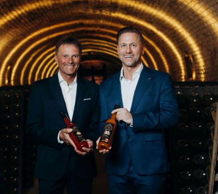 Peter Treml (l.) freut sich über den Deal mit Schlumberger-CEO Florian Czink