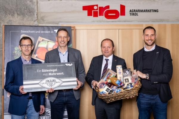 Am 31. März 2026 präsentierten Josef Geisler (Landeshauptmann-Stv., 3.v.l.), Matthias Pöschl (Geschäftsführer Agrarmarketing Tirol, r.), Clemens Mair (Geschäftsführer Bauern Produkte Tirol GmbH, 2.v.l.) und Stefan Jenewein (Studienautor Gesellschaft für angewandte Wirtschaftsforschung) die Wertschöpfungsanalyse der „Qualität Tirol“ Produkte im Jahr 2025.