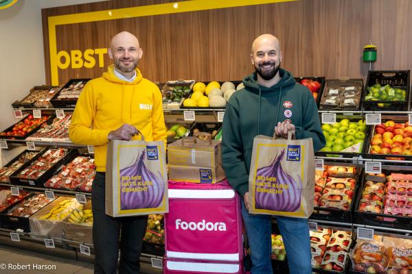 Igor Milojkovic (Leiter Vertrieb Innen bei BILLA) und Dragan Milovanovic (General Manager des Quick Commerce von foodora Österreich) freuen sich über den Start des ersten gemeinsamen Delivery Stores in Wien. 