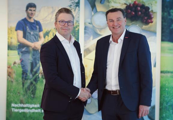 Markus Buchmayr (Geschäftsführer Pinzgau Milch) und Andreas Gasteiger (Geschäftsführer SalzburgMilch) freuen sich auf die Vertiefung der bestehenden Zusammenarbeit