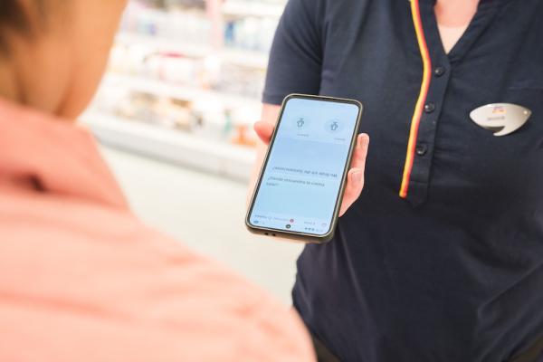 Der Kunde und der Mitarbeitende können das Display gleichzeitig einsehen. Auf der jeweiligen Seite wird das Gesprochene direkt in der gewünschten Sprache als übersetzter Text angezeigt. © dm/Wolfgang Lienbacher