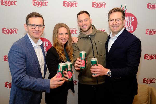 V.l.n.r.: Klaus Schörghofer, CEO Egger Getränke, Marketingleiterin Marion Karl, Marko Arnautović, Ralph Hofmann, CCO Egger Getränke.