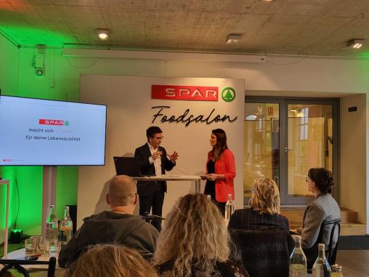 Spar Stv. Vorstandsvorsitzender Markus Kaser im Gespräch mit Moderatorin Lisa Gadenstätter im Spar Foodsalon