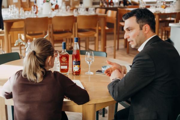 Im Rahmen einer exklusiven Masterclass sprachen wir mit Metaxa Master Konstantinos Kalpaxidis über die Traditionen und Innovationen der griechischen Spirituosen-Marke.