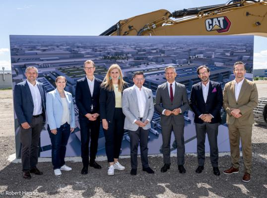 v.l.n.r: Reinhard Wakolbinger (Bereichsleiter für SCM Supply Side sowie das Zentrallager Ost und ALPHA), Isabella Handler (Projektleiterin Lager & Transport), Erich Szuchy (Vorstandsvositzender Billa), Marlene Zeidler-Beck (Abgeordnete zum niederösterreichischen Landtag), Marcel Haraszti (Vorstand Rewe International AG), Wolfgang Hattmannsdorfer (Bundesminister für Wirtschaft, Energie und Tourismus), Christian Hörner (Geschäftsführer Lager & Transport), Markus Geyer (Geschäftsführer BIPA)