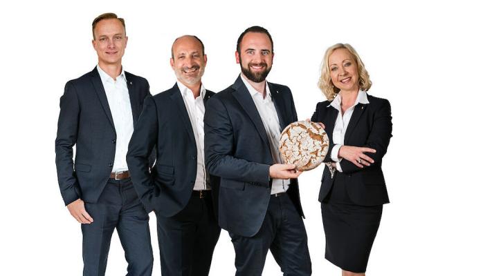 Die Geschäftsführung von Resch&Frisch: v.l.n.r.: DI (FH) Bernhard Prechtl (Geschäftsführer und CFO), Wolfgang Frießnegg (Geschäftsführer und COO), Georg Resch (Eigentümer und CEO), Mag. Sabine Schgör (Geschäftsführerin und CCO)