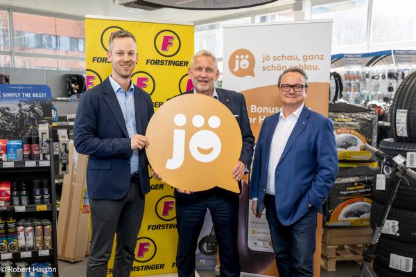 FORSTINGER erweitert das Partnernetzwerk des jö Bonus Clubs (v.l.n.r.): Alexander Merklein (Geschäftsführer jö Bonus Club) freut sich mit den beiden FORSTINGER Geschäftsführern Rudolf Bayer (CEO) und Harald Chromy (CFO) über die Kooperation.