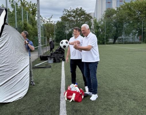 Die beiden österreichischen Fußball-Ikonen Toni Polster und Andreas Herzog sagen „Ja zu A“ und sind damit die perfekten Botschafter für die „Mit reinem Gewissen“-Promotion der Henkel Consumer Brands