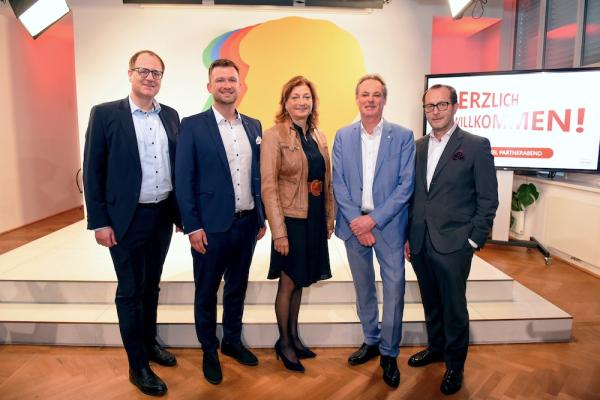 Auf der Bühne (v.li.): Stefan Haider (HLM Wiener Neustadt), Lukas Mirtl (dm drogerie markt), Birgit Rechberger-Krammer (Henkel), Michael Opriesnig (Rotes Kreuz), Robert Nagele (BILLA AG).