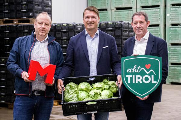 MPreis arbeitet seit über drei Jahrzehnten mit Falkner Gemüse zusammen: v.l. Markus Falkner (Gemüsebauer), Ingo Panknin (Mitglied MPreis-Geschäftsführung) und Michael Lamm (Leiter Ultrafrische MPreis) .