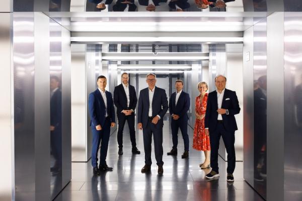 DER NEUE VORSTAND VON PWC v.r.n.l.: Werner Stockreiter, Thomas Steinbauer, Rudolf Krickl, Michael Lackner, Christine Weinzierl, Hannes Rasner