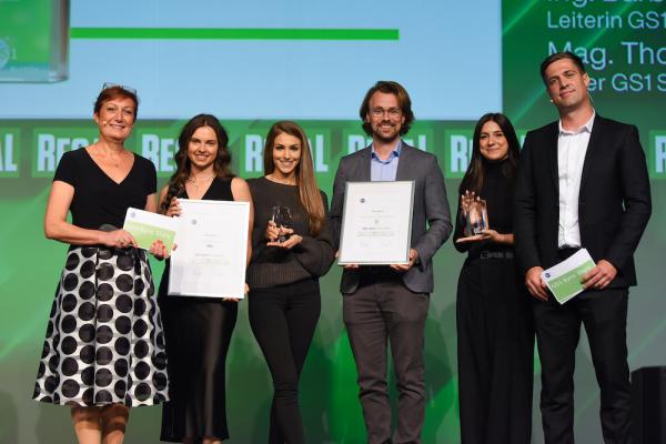 Die GS1 Sync Stars Verleihung 2026 v.l.n.r.: Ing. Barbara Wendelin (Head of Master Data Services and HealthCare, GS1 Austria), Victoria Plutalova (Product Data & EDI Specialist, PetCo), Anna Bogner (Head of Back Office & Marketing, PetCo), Andreas Nittnaus (Geschäftsführer, Weingut Gebrüder Nittnaus), Karoline Bottyan (Office und Verkostungen, Weingut Gebrüder Nittnaus), Thomas Postl (Leiter GS1 Sync Qualitätssicherung, GS1 Austria)