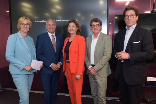 Diskutant:innen (v.li.): Birgit Fenderl (Moderatorin), Joachim Scholtyseck (Geschichtsprofessor), Birgit Rechberger-Krammer (Präsidentin Henkel Österreich), Mario Haller (Geschäftsführer Eli Lilly Österreich), Matthias Winkler (CEO Sacher Gruppe). 