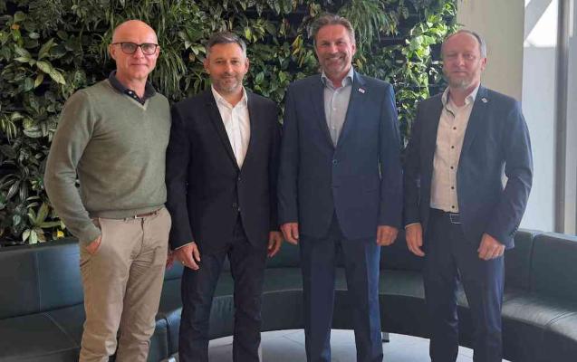 LLT-Cross Cargo Logistics. V.l.n.r.: Armin Sterle (Abteilungsleiter Verbund-/Unternehmensentwicklung RWA AG), Mihai Popovici (Teilhaber CCL), Christoph Mader (Geschäftsführer LLT), Vitezslav Cikanek (Prokurist LLT)